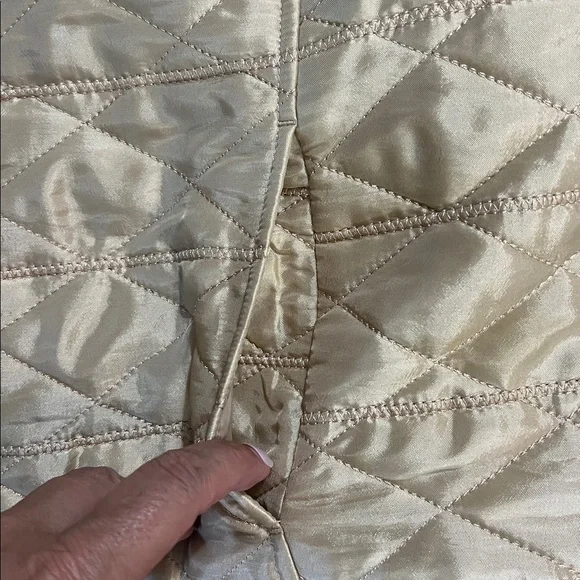 Chico's Gold Quilted Vest Size 1 - Weekends Casual Outdoor Quiet Luxury Chic - Picture 6 of 9